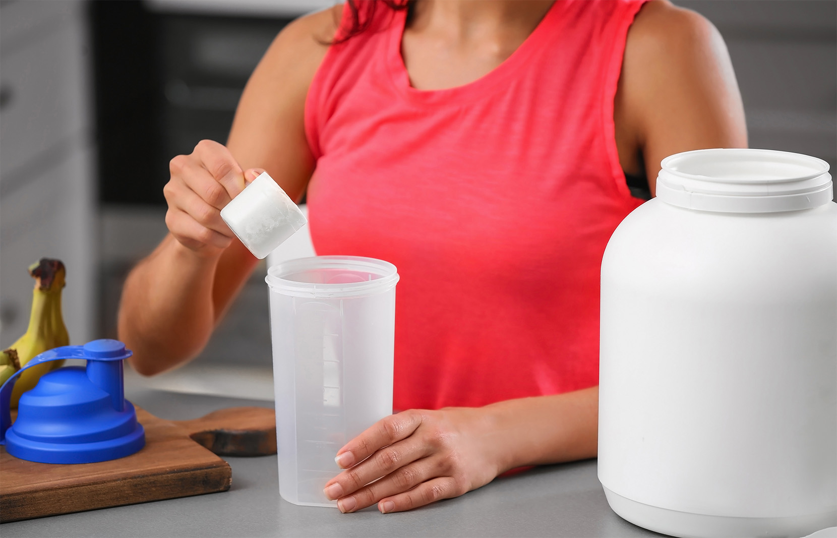 fit žena pripravuje proteínový shake